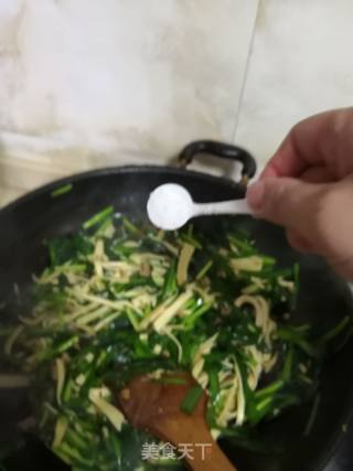 韭菜炒豆腐干的做法步骤：5