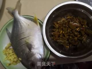 酸豆角焖鲳鱼的做法步骤：1