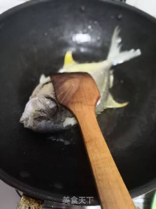 酸豆角焖鲳鱼的做法步骤：2