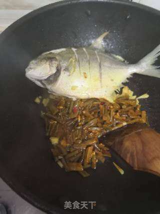 酸豆角焖鲳鱼的做法步骤：3