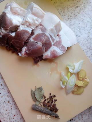 卤肉的做法步骤：1