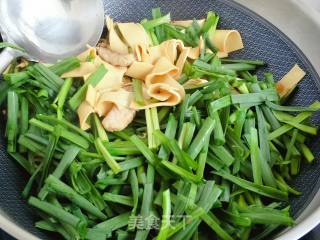肉炒韭菜千张的做法步骤：6