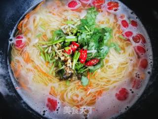 虫草花火腿清汤龙须面的做法步骤：8