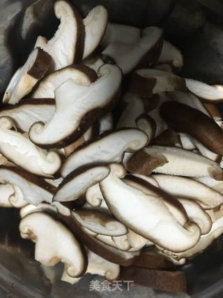 香菇炒肉的做法步骤：1