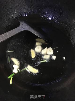 香菇炒肉的做法步骤：3