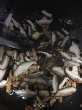 香菇炒肉的做法步骤：4