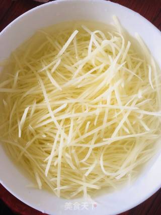 酸辣土豆丝的做法步骤：1