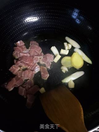 熊猫咖喱牛肉饭的做法步骤：2