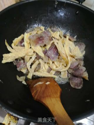 腐竹炒香肠的做法步骤：3