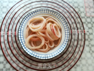 香酥麦片鱿鱼圈的做法步骤：2