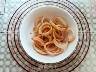 香酥麦片鱿鱼圈的做法步骤：3