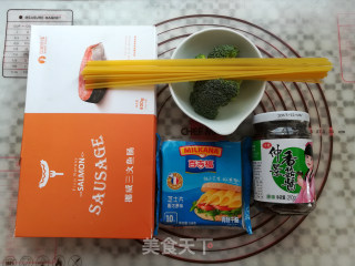 三文鱼肠香菇酱意面的做法步骤：1