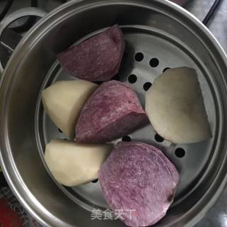 紫薯土豆芝麻饼的做法步骤：1