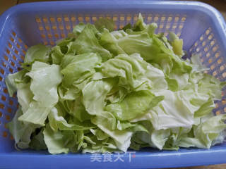包菜炒鲜菇的做法步骤：1