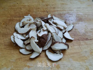包菜炒鲜菇的做法步骤：2