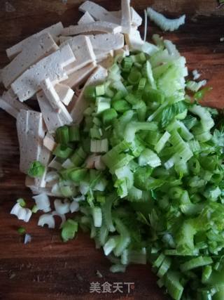 西芹炒豆腐的做法步骤：1