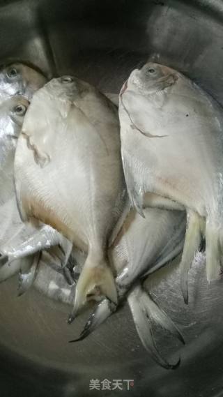 电饼铛煎鲳鱼的做法步骤：1