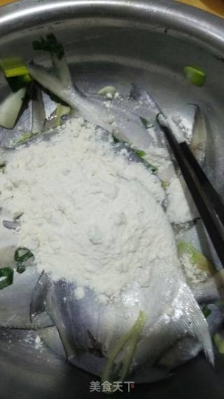 电饼铛煎鲳鱼的做法步骤：4