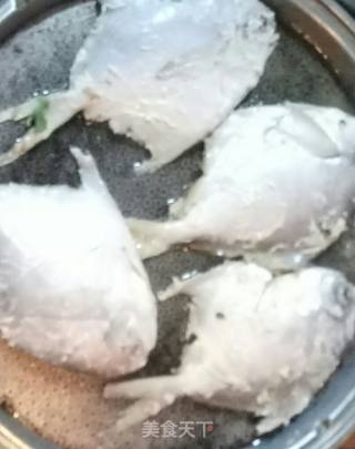 电饼铛煎鲳鱼的做法步骤：7