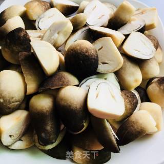 蚝油草菇的做法步骤：1