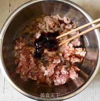 韭菜猪肉虾仁水饺的做法步骤：1