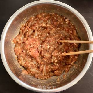 韭菜猪肉虾仁水饺的做法步骤：2