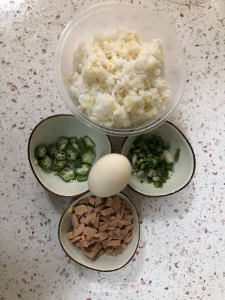 秋葵火腿蛋炒饭的做法步骤：1