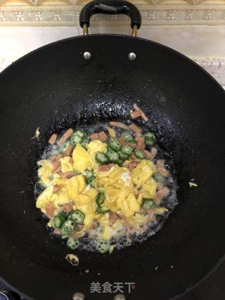 秋葵火腿蛋炒饭的做法步骤：3