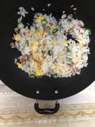 秋葵火腿蛋炒饭的做法步骤：4