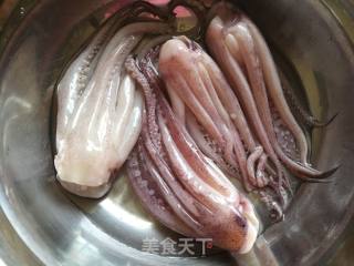 孜然鱿鱼的做法步骤：1