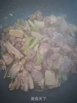 香芹炒鸡的做法步骤：6