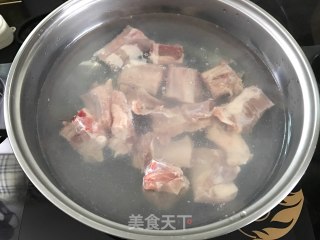 青菜茄汁排骨面的做法步骤：1