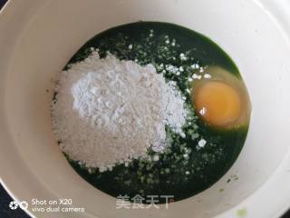 菠菜汁煎饼的做法步骤：1