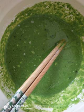 菠菜汁煎饼的做法步骤：2