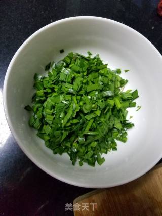 韭菜虾米串的做法步骤：1