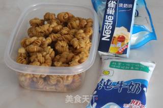 麻花新吃——牛奶麻花的做法步骤：1