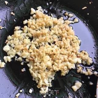 清蒸蒜香蚝油丝瓜的做法步骤：2
