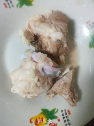 粉葛胡萝卜猪骨汤的做法步骤：3