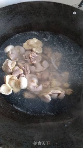 酸辣鸡杂的做法步骤：2