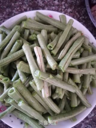蒜香豆角的做法步骤：2