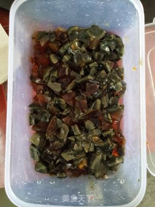 双色皮蛋的做法步骤：1