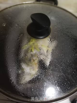 家常清蒸鲈鱼的做法步骤：1