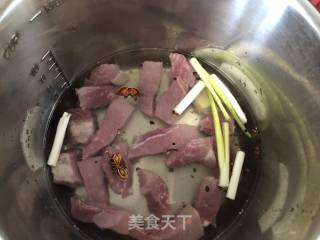 猪肉松的做法步骤：1