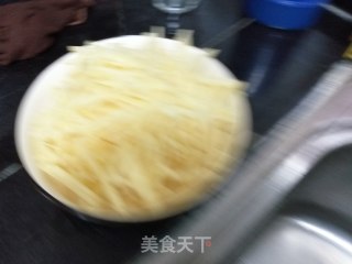 “萝卜”酸溜双丝的做法步骤：2