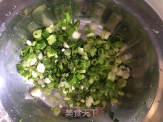葱香鸡蛋饼的做法步骤：1