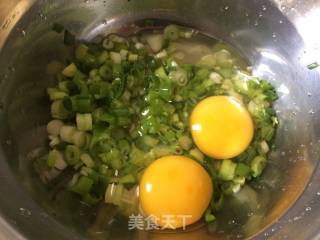葱香鸡蛋饼的做法步骤：2