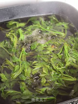 春食香椿鲜～香椿拌豆腐的做法步骤：2