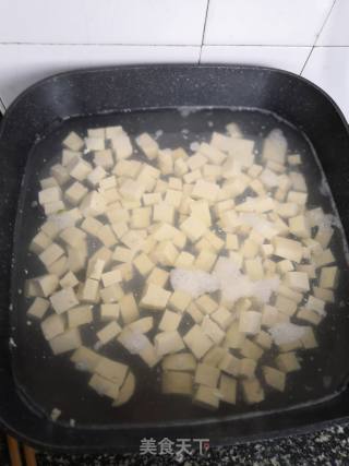 春食香椿鲜～香椿拌豆腐的做法步骤：5