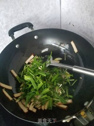 韭菜炒香干的做法步骤：4