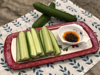 小黄瓜沾酱的做法步骤：3